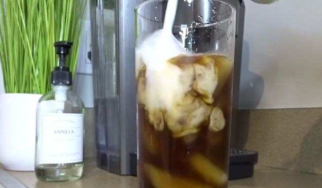 mixing of milk in iced blonde latte