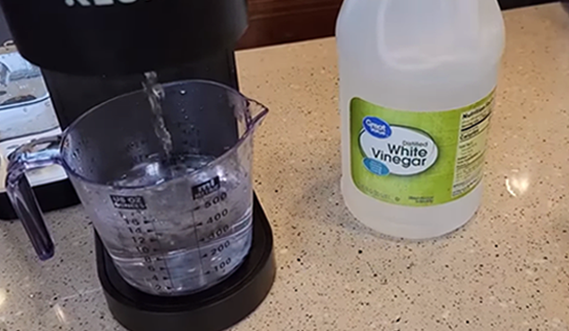 Cleaning of coffee maker with water and white vinegar